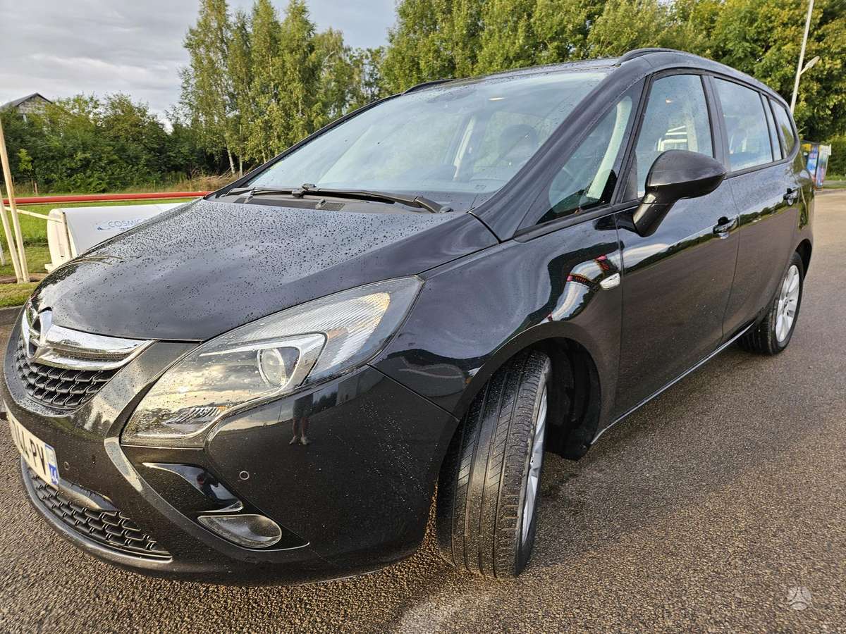 Opel Zafira 2015 — rear view
