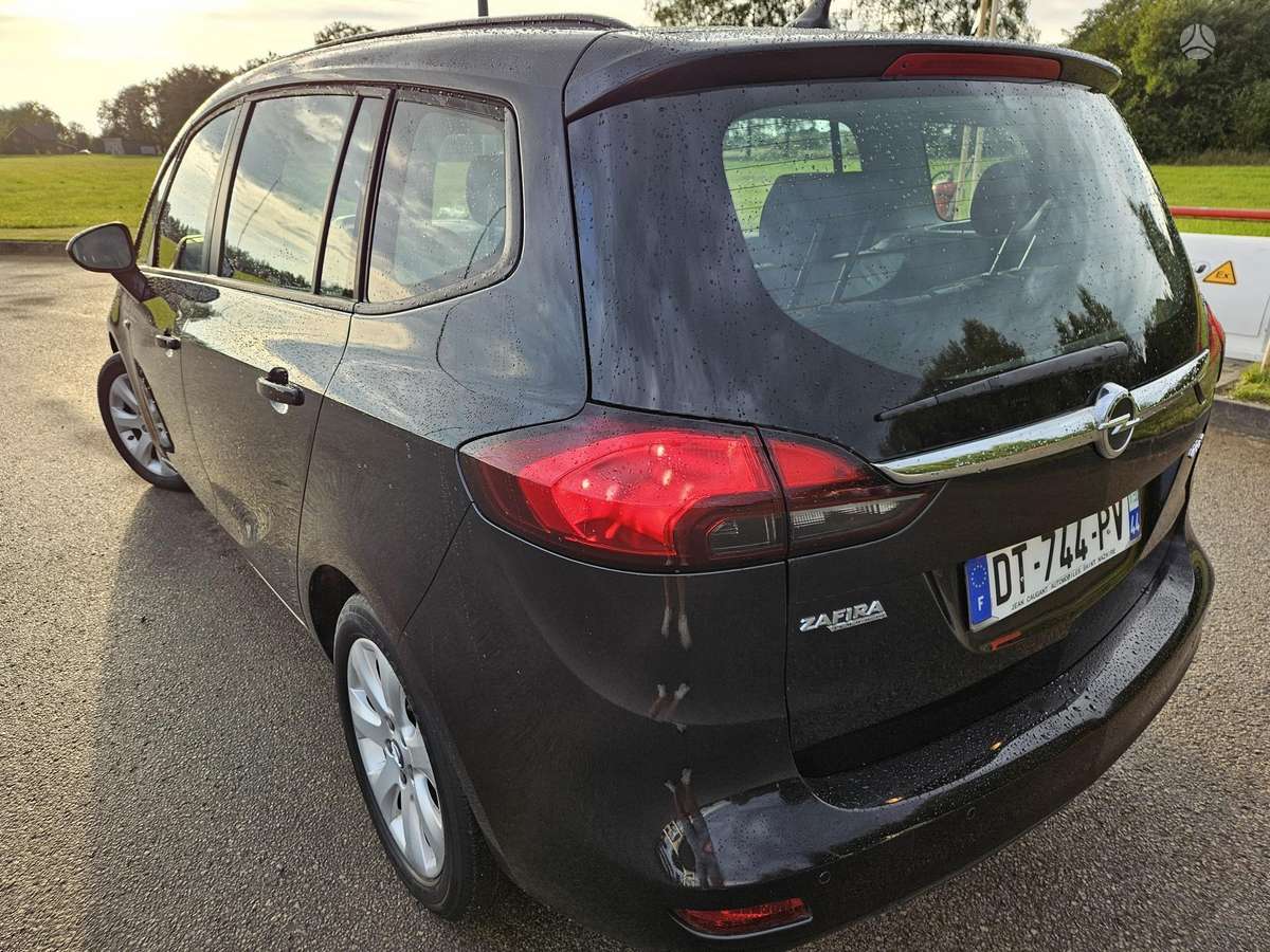 Opel Zafira 2015 — interior