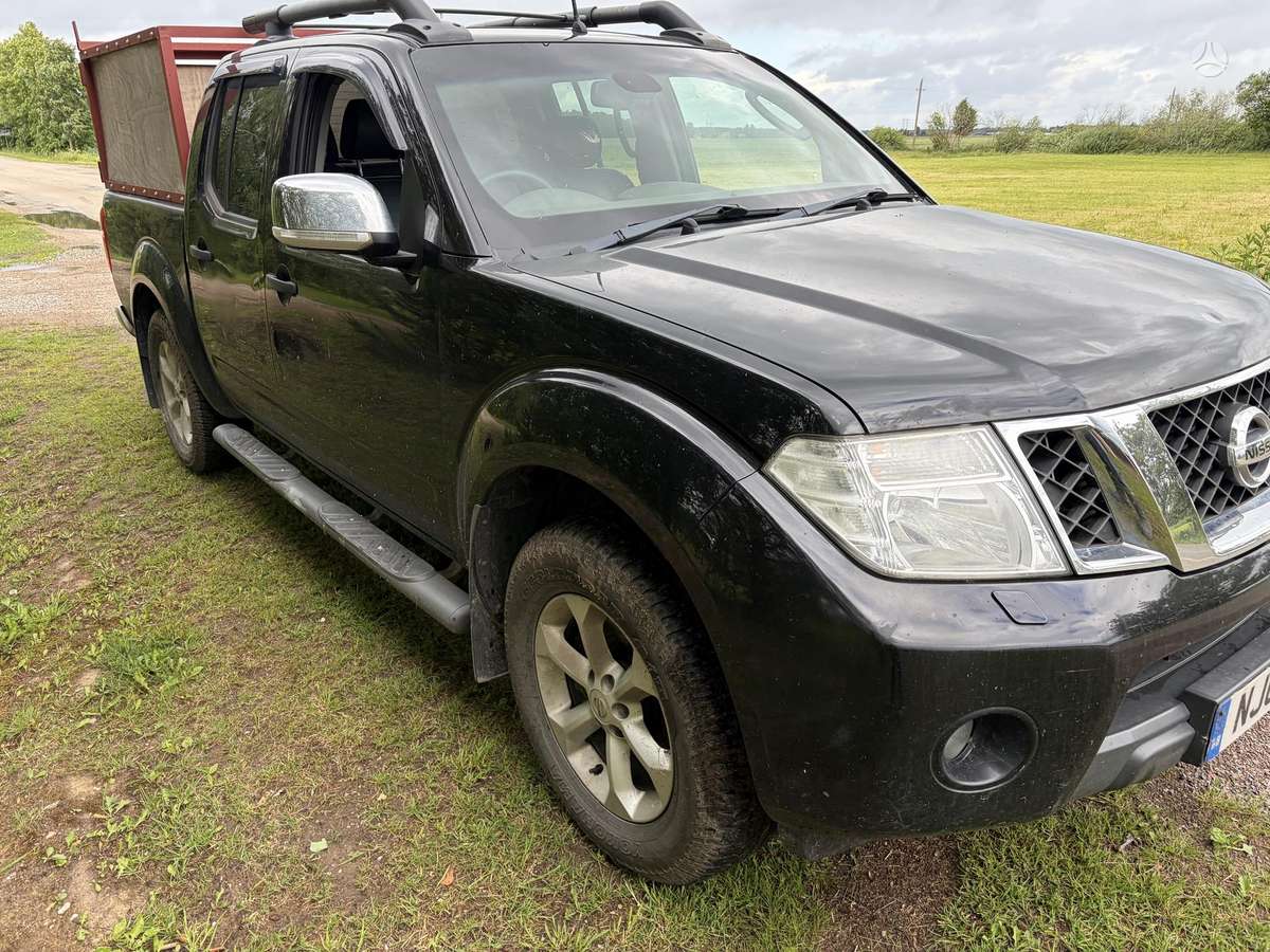 Nissan Navara 2012 — rear view