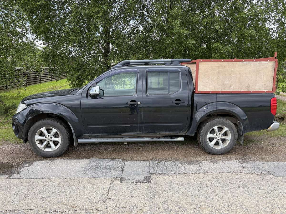Nissan Navara 2012 — interior
