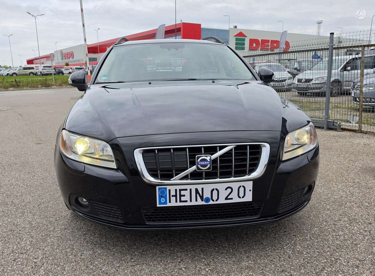 Volvo V70 2008 — rear view
