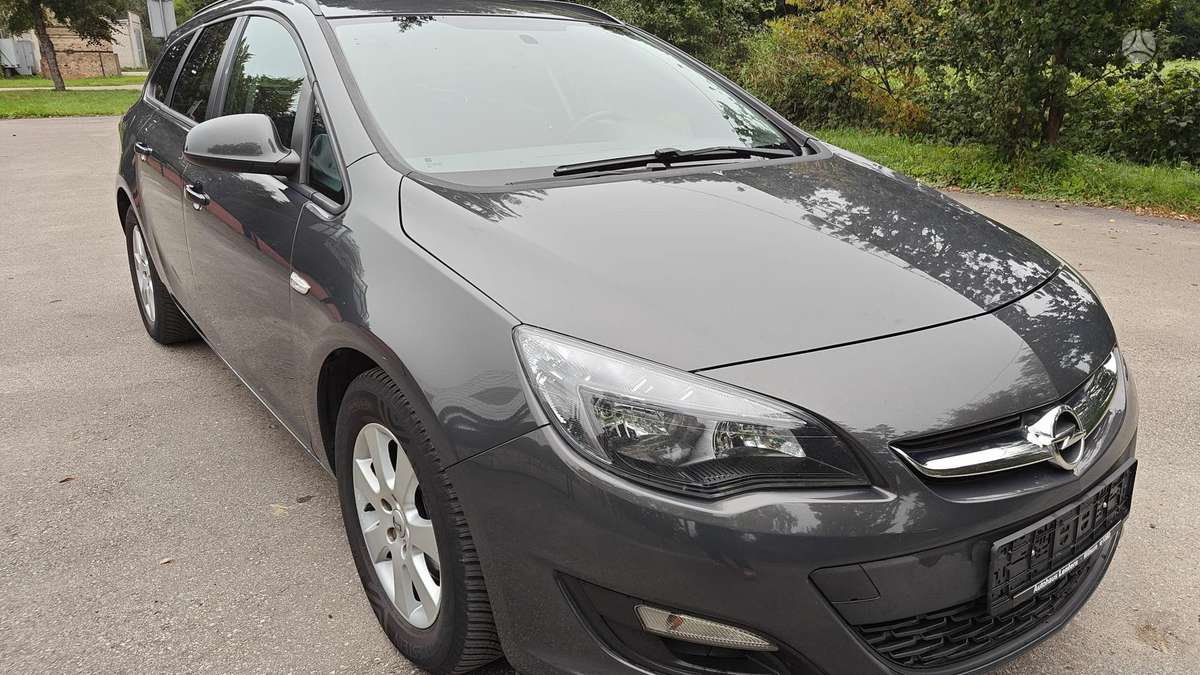 Opel Astra 2014 — rear view