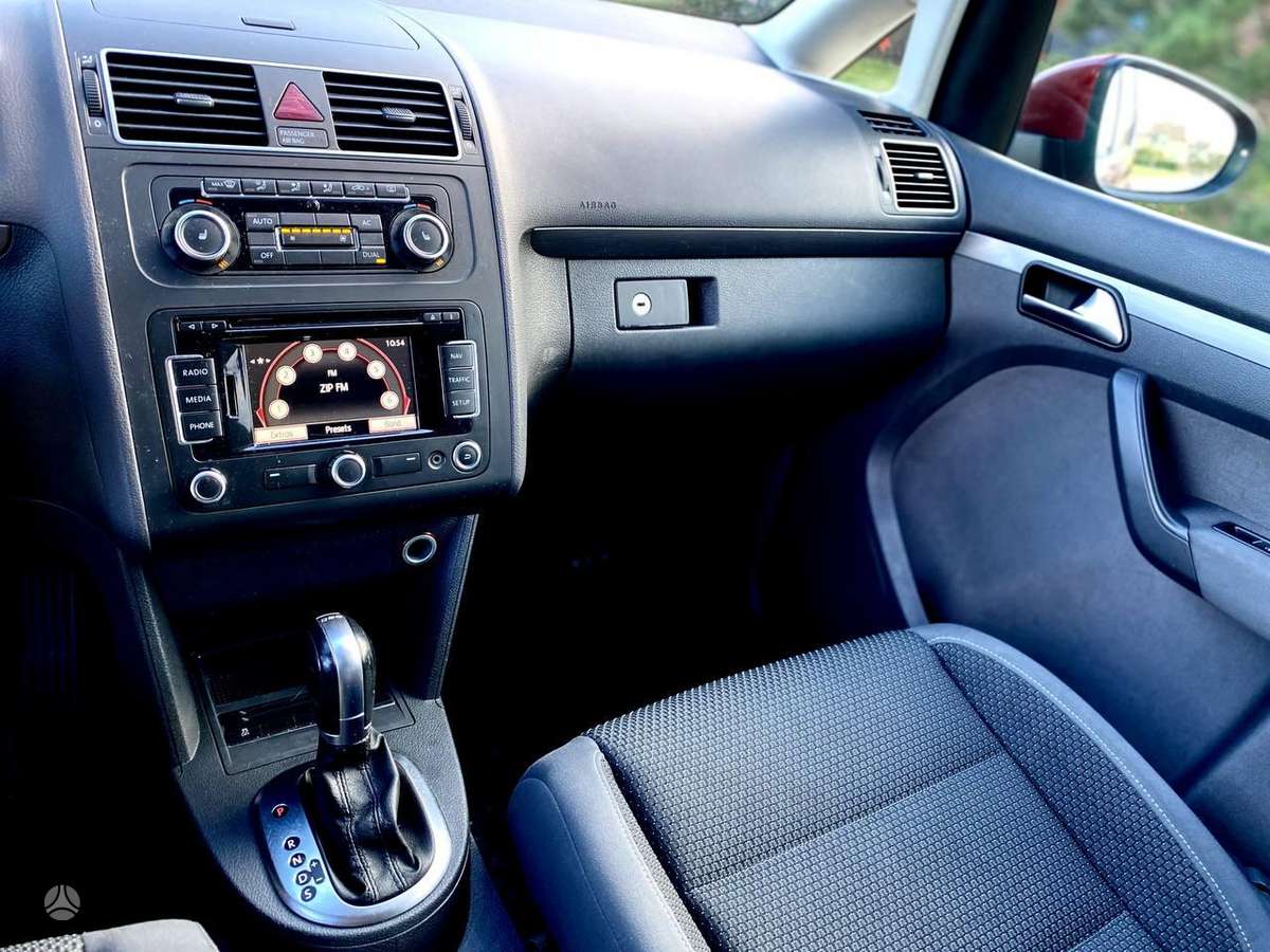 Volkswagen Touran 2010 — photo 12