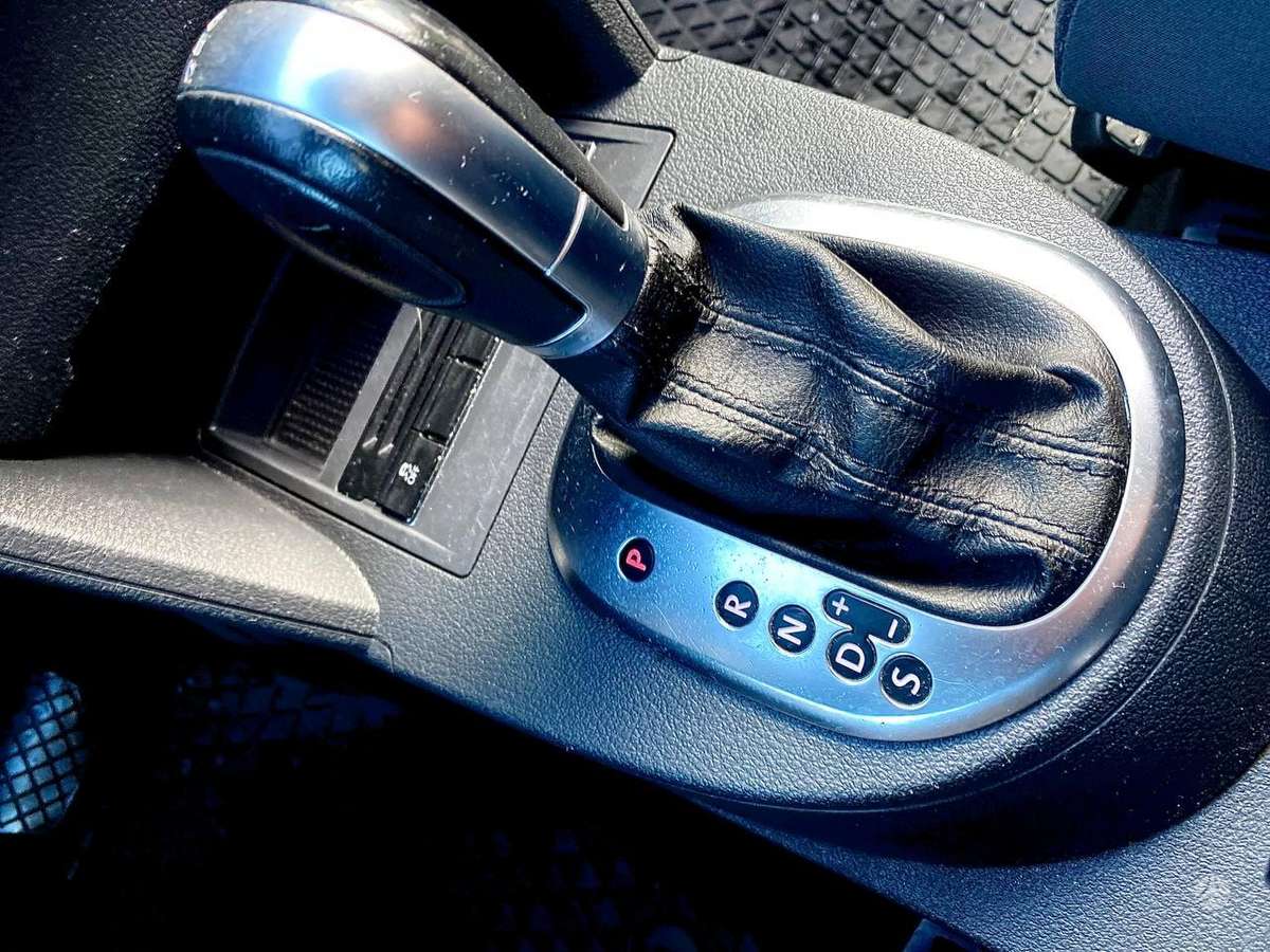 Volkswagen Touran 2010 — photo 13