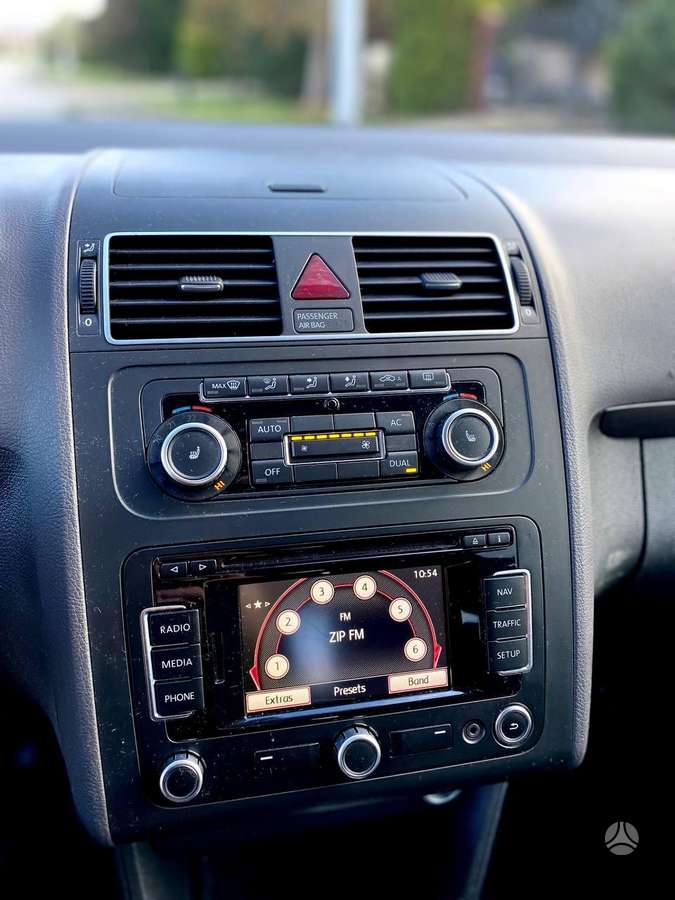 Volkswagen Touran 2010 — photo 14