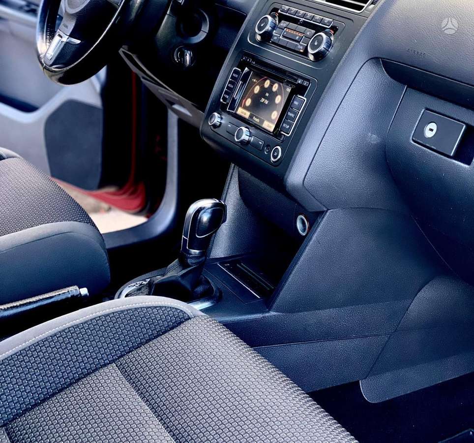 Volkswagen Touran 2010 — photo 16