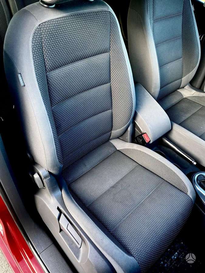 Volkswagen Touran 2010 — photo 17