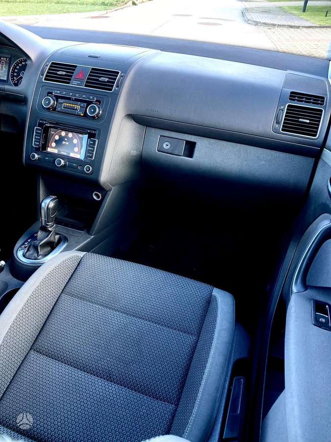 Volkswagen Touran 2010 — photo 20
