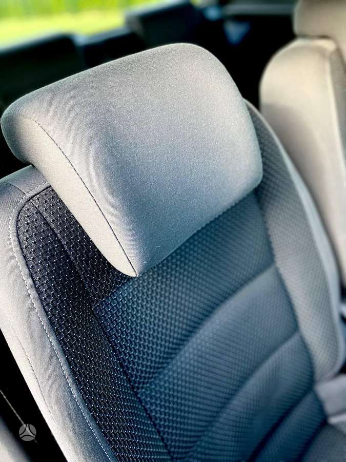 Volkswagen Touran 2010 — photo 21