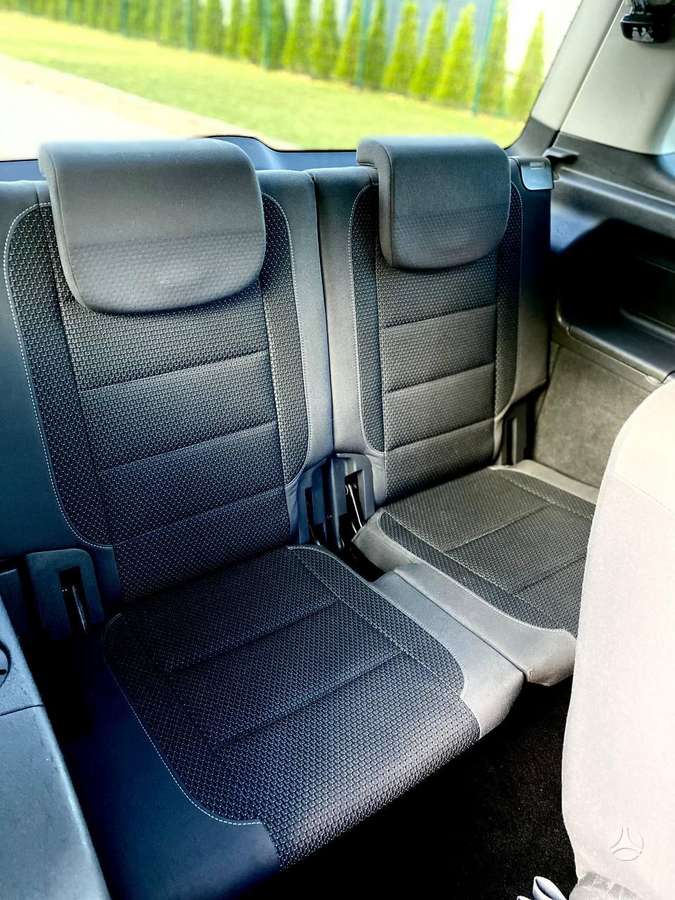 Volkswagen Touran 2010 — photo 22