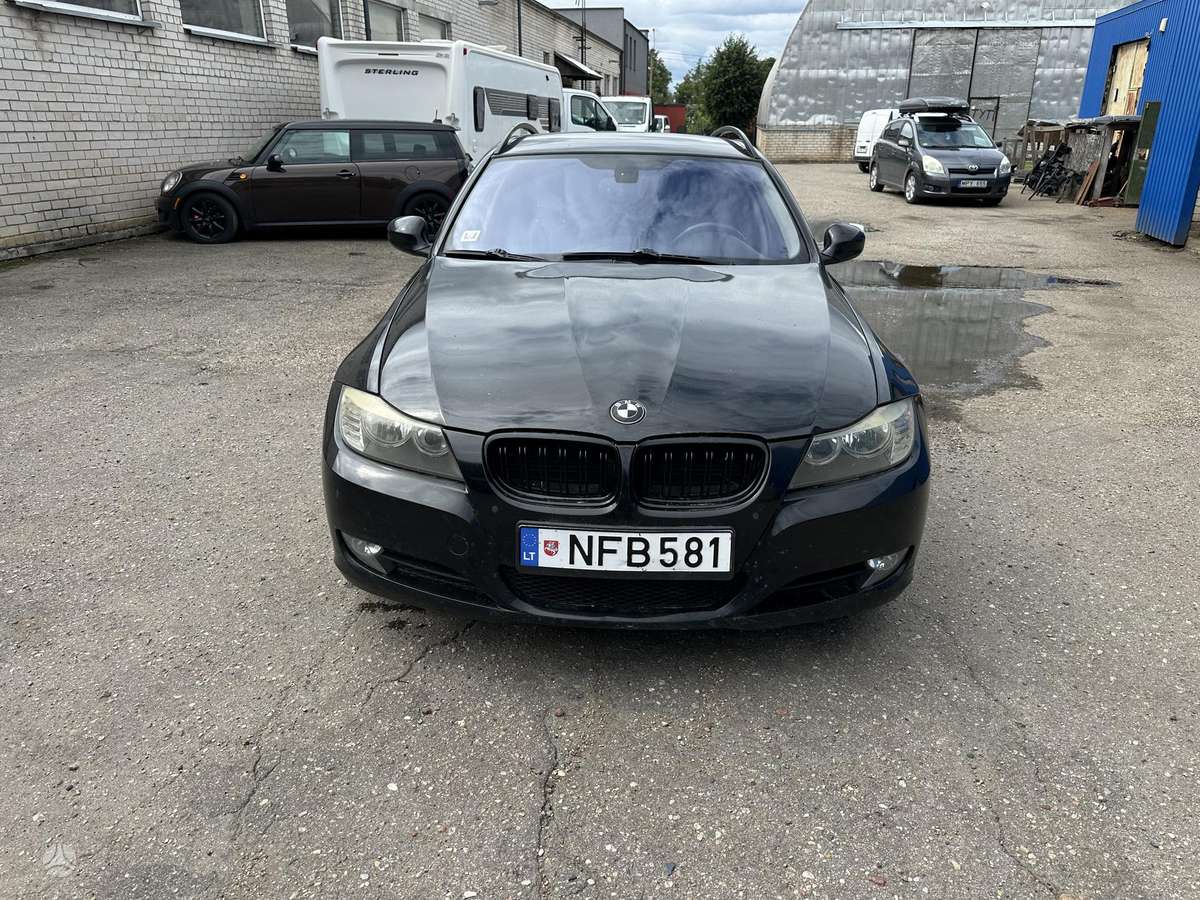 BMW 320 2008 — вигляд ззаду