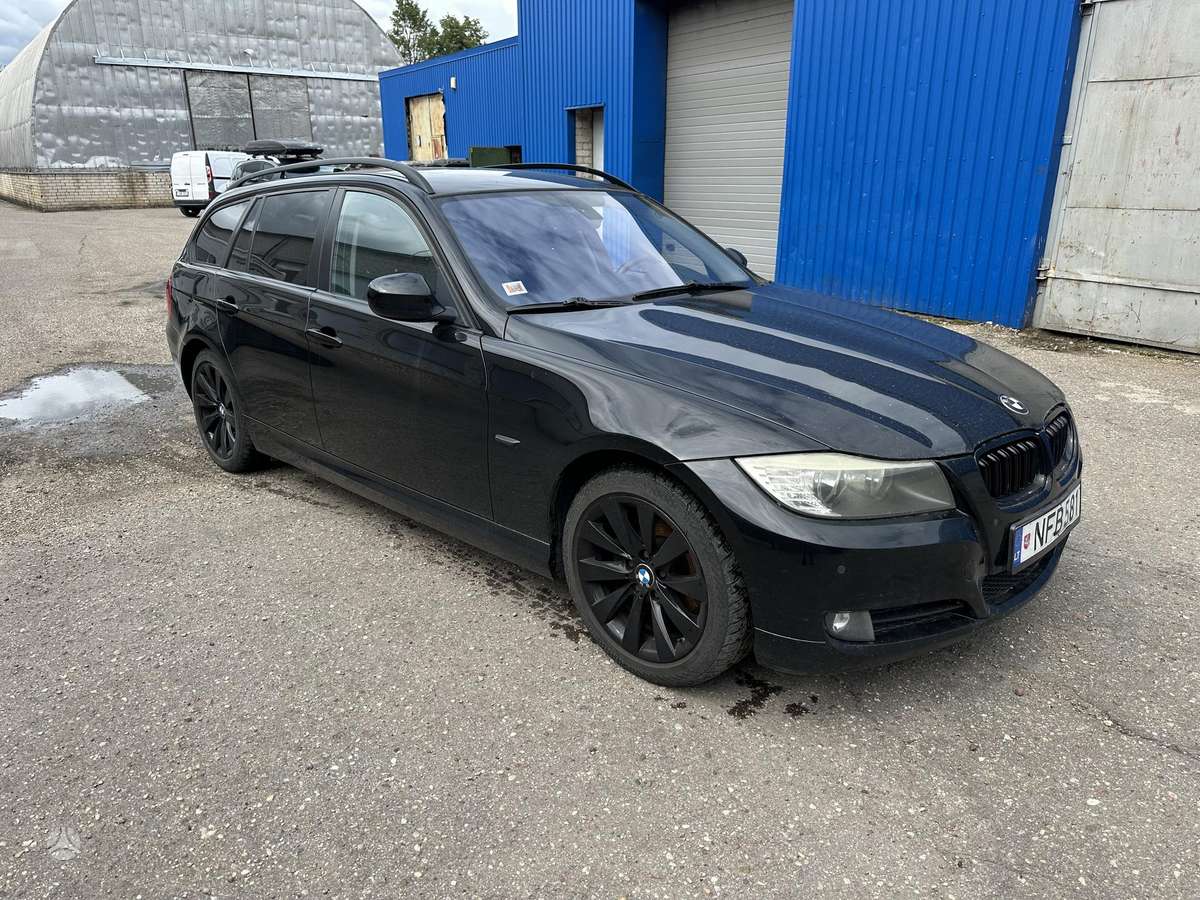 BMW 320 2008 — салон