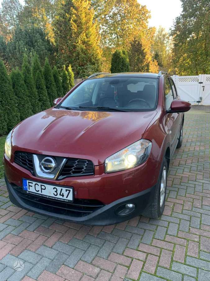 Nissan Qashqai 2010 — салон