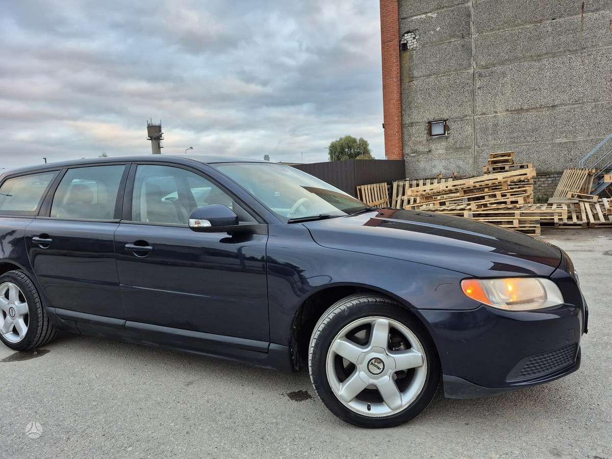 Volvo V70 2009 — вигляд ззаду