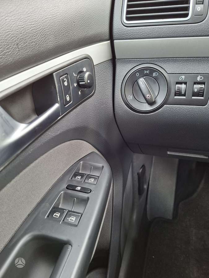 Volkswagen Touran 2011 — photo 9