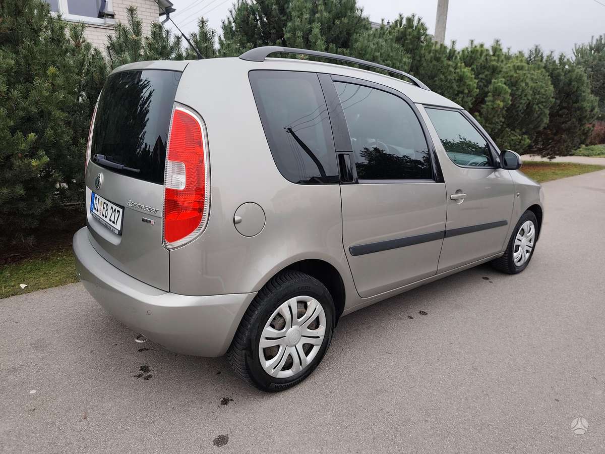 Skoda Roomster 2010 — rear view