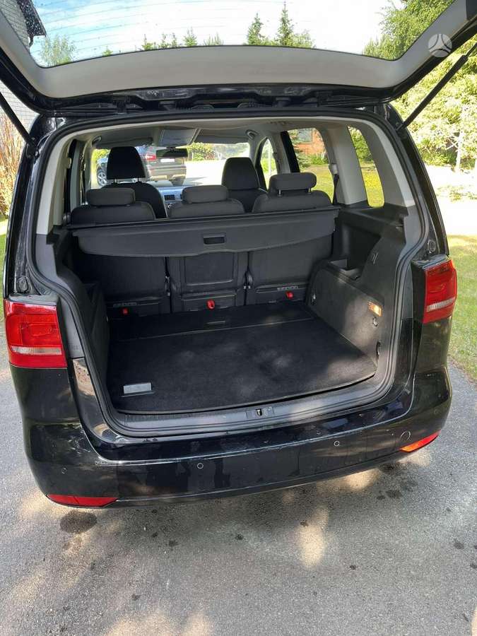 Volkswagen Touran 2011 — engine 1598 cm³