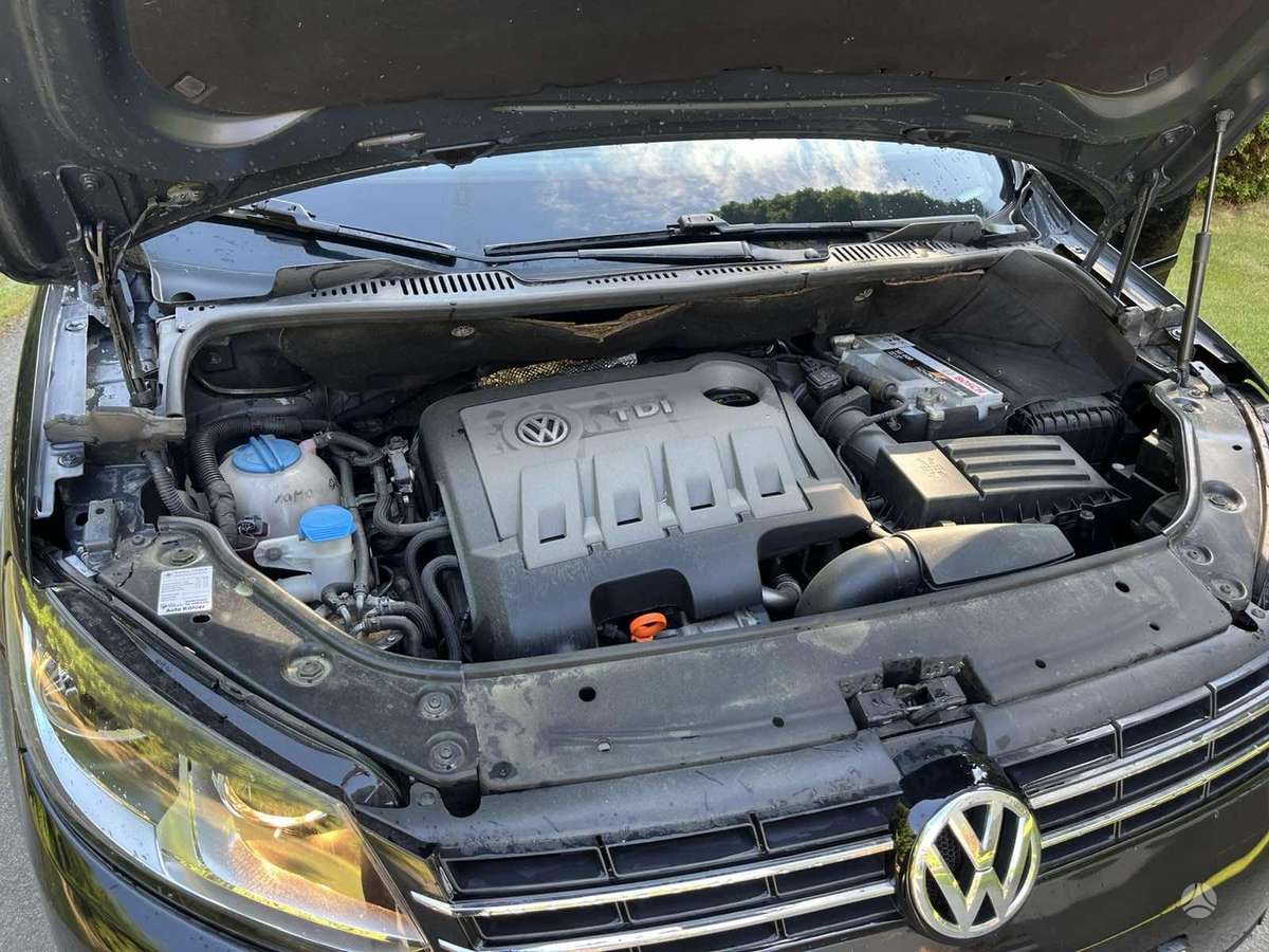Volkswagen Touran 2011 — photo 8