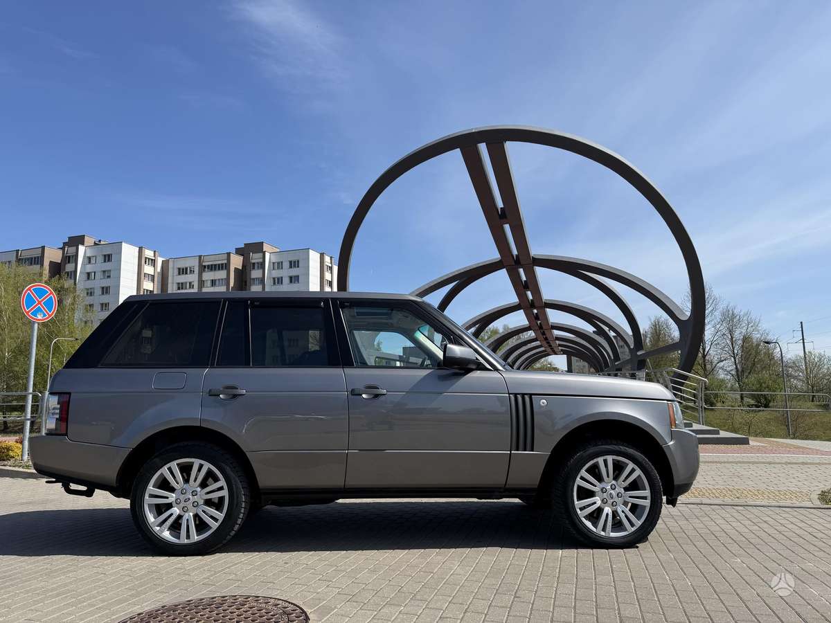 Land Rover 2010 — interior
