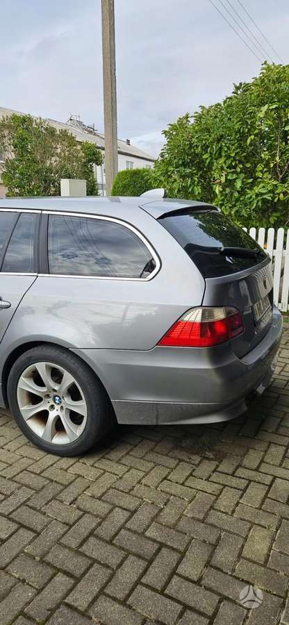 BMW 530 2004 — rear view