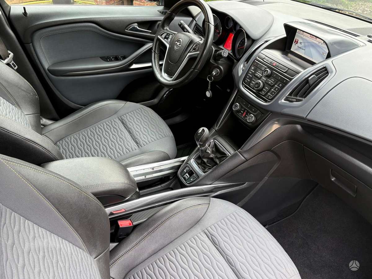 Opel Zafira 2012 — вигляд ззаду