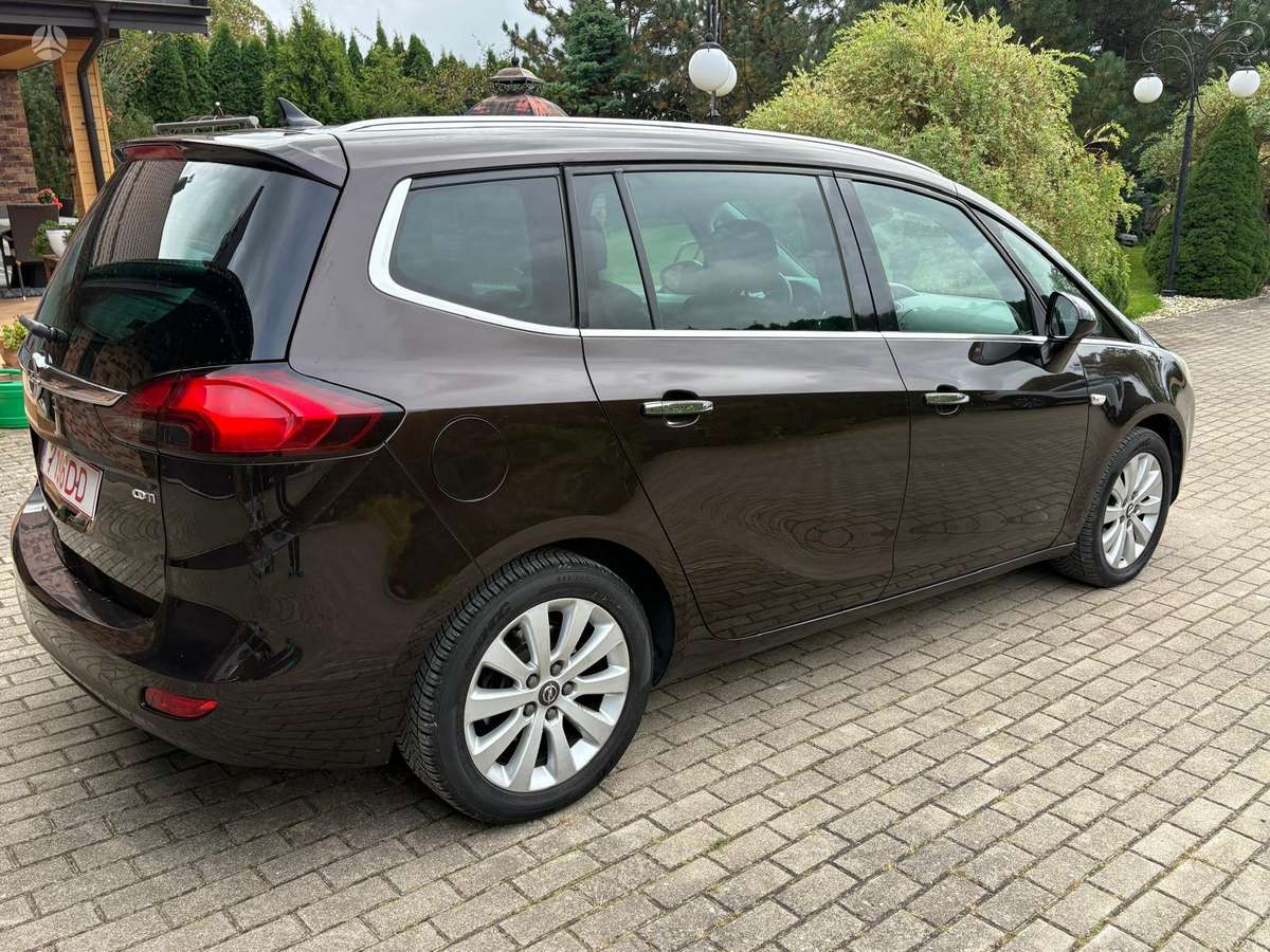 Opel Zafira 2012 — салон