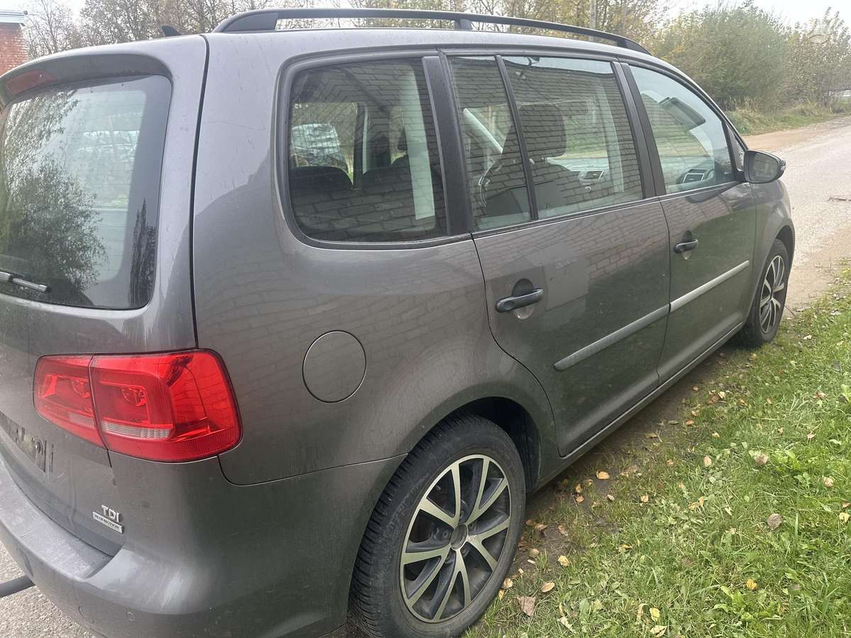 Volkswagen Touran 2012 — interior