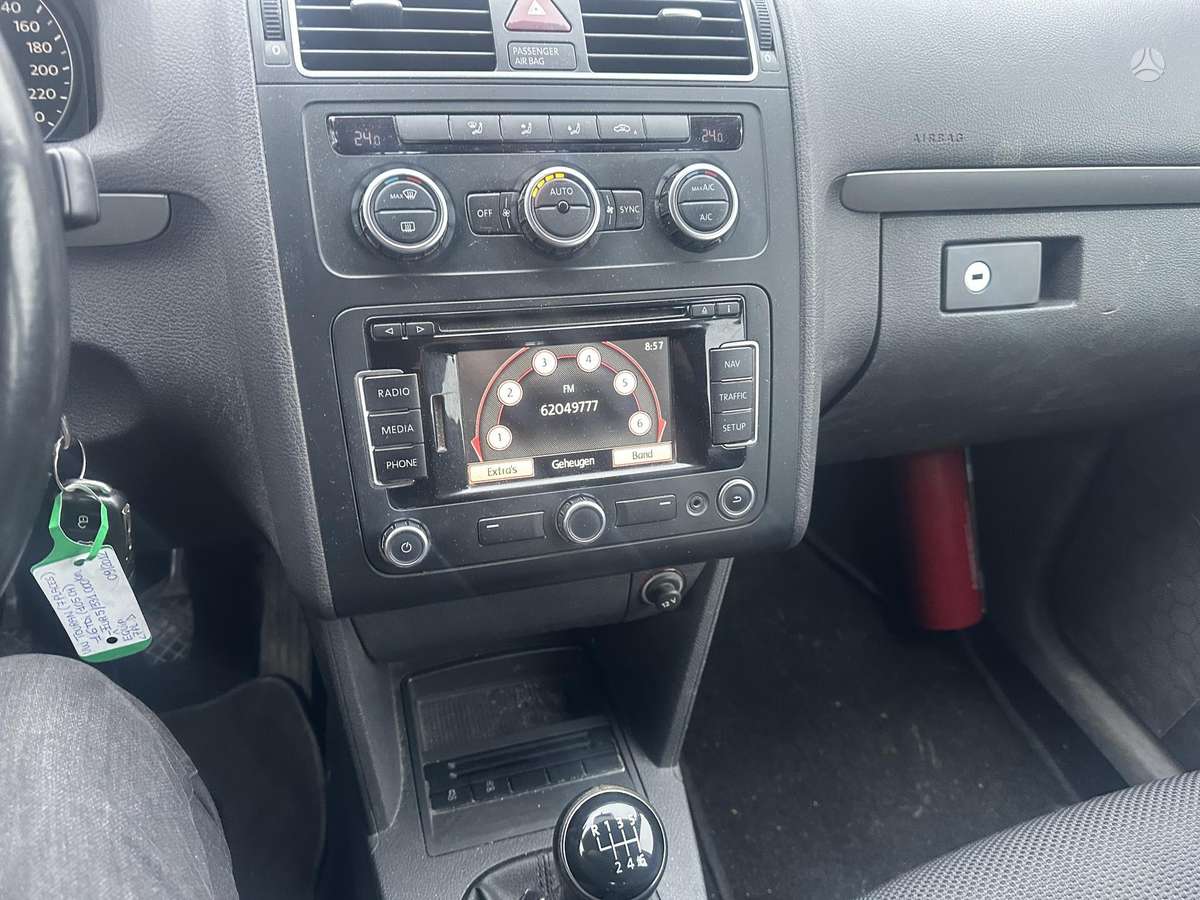 Volkswagen Touran 2012 — photo 9