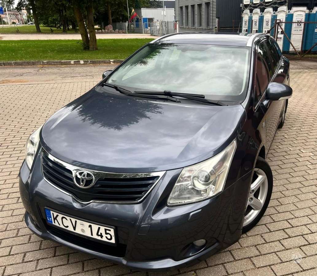 Toyota Avensis 2009 — вигляд ззаду