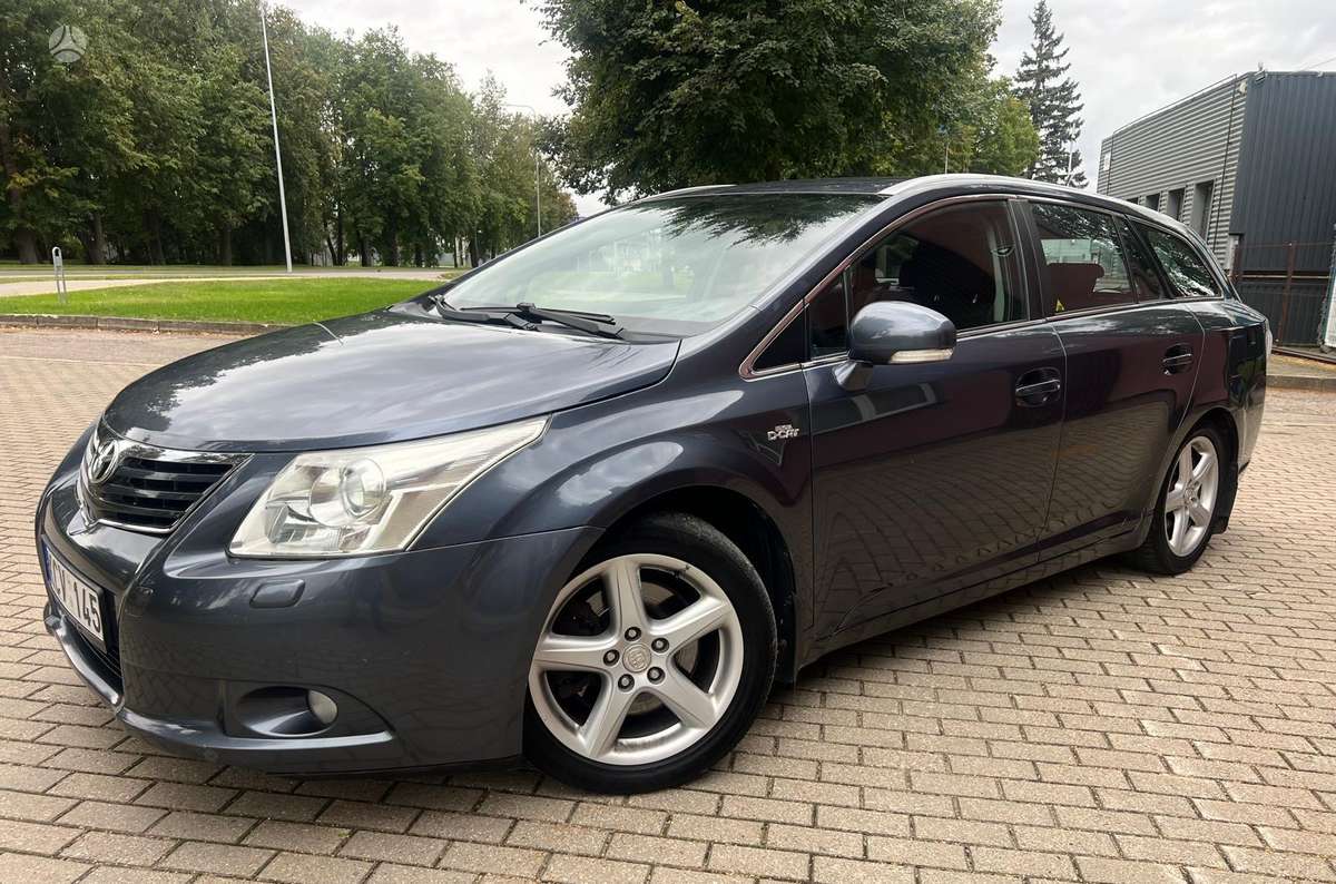 Toyota Avensis 2009 — салон