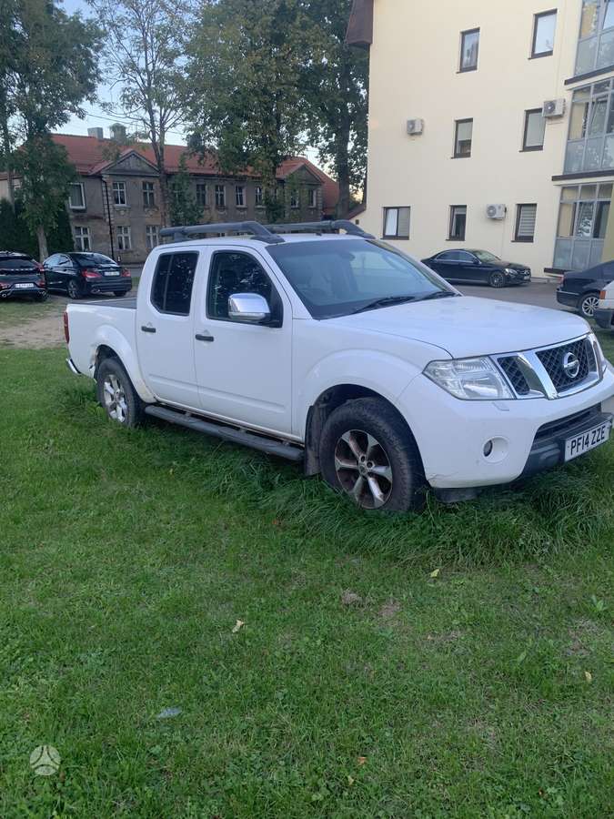 Nissan Navara 2014 — rear view