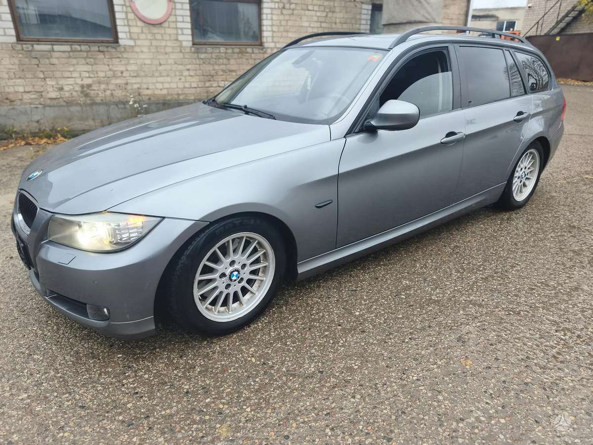 BMW 320 2009 — вигляд ззаду