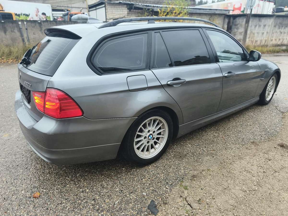 BMW 320 2009 — салон