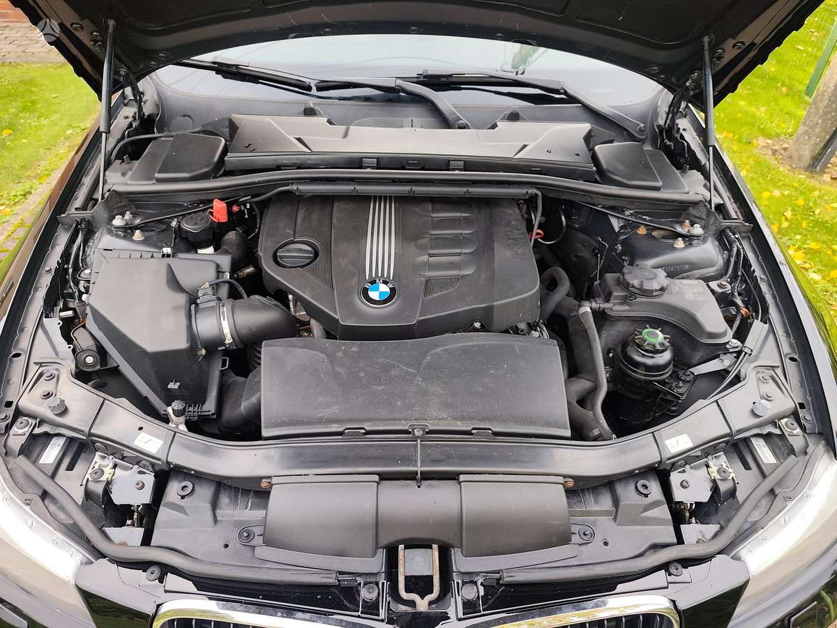 BMW 318 2011 — photo 12