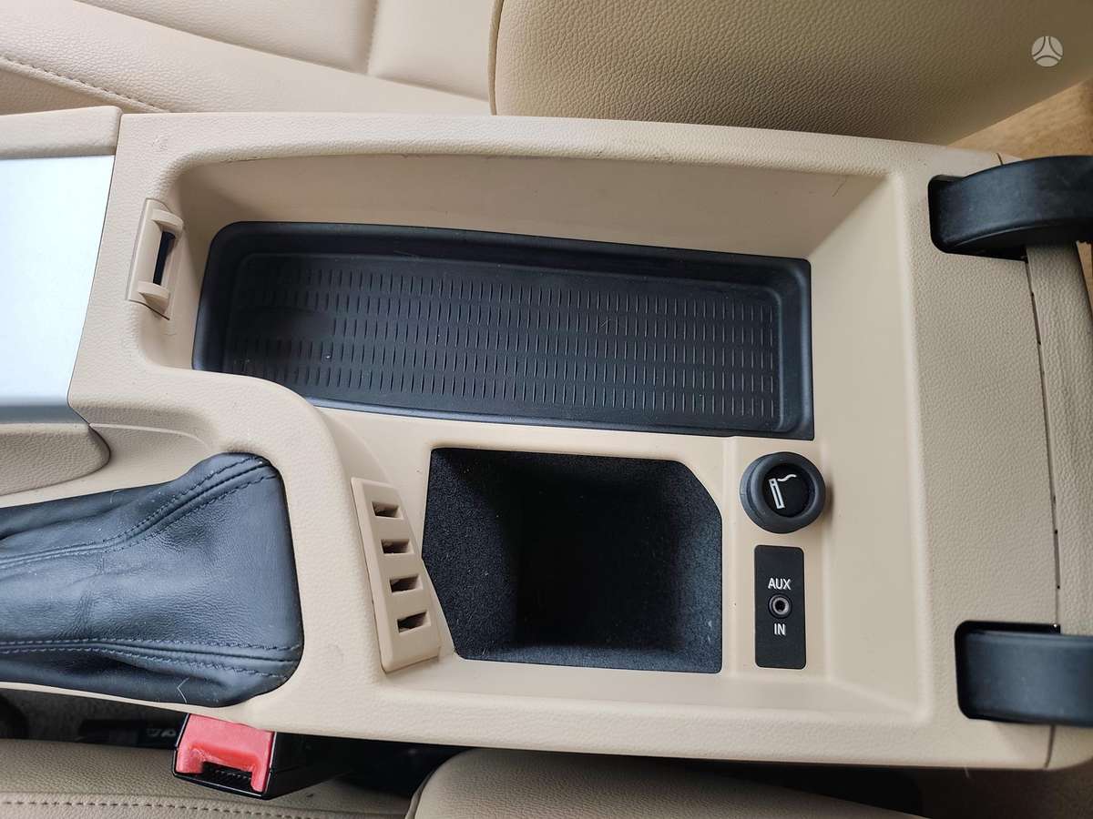 BMW 318 2011 — photo 16
