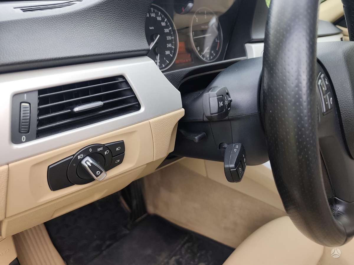BMW 318 2011 — photo 17