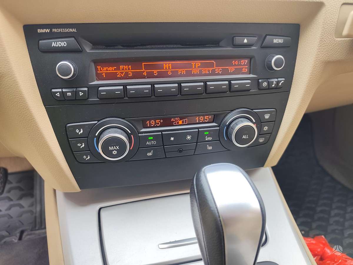 BMW 318 2011 — photo 18