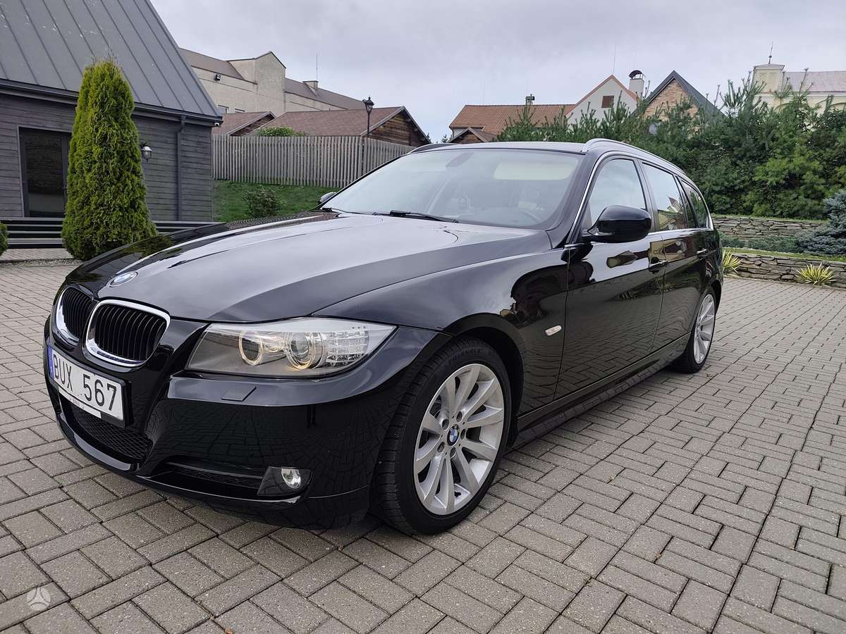 BMW 318 2011 — rear view