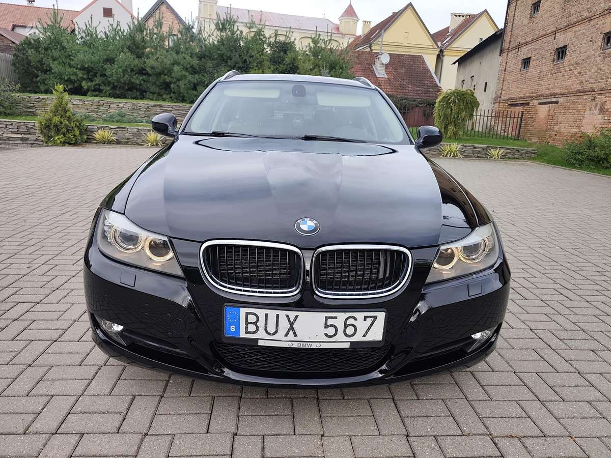 BMW 318 2011 — interior