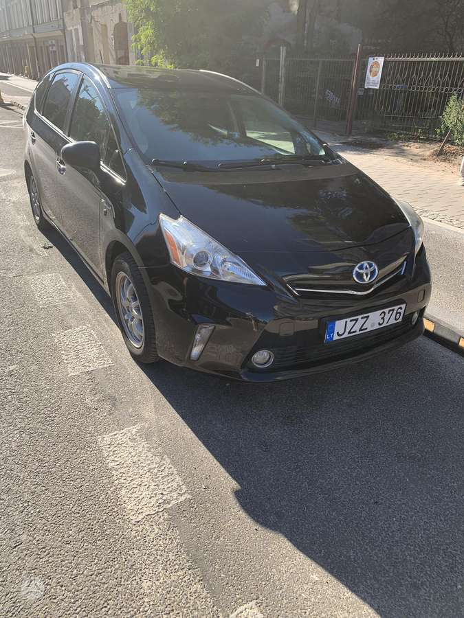 Toyota Prius+ 2012 — вигляд ззаду