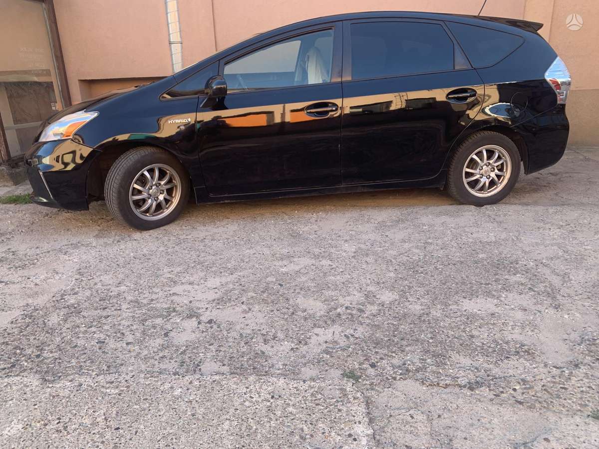 Toyota Prius+ 2012 — салон