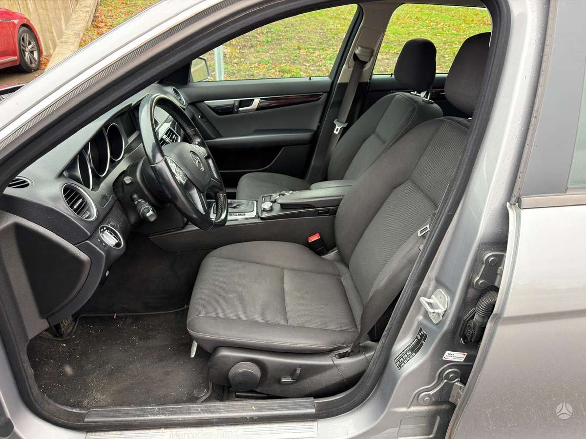Mercedes-Benz C220 2012 — photo 17