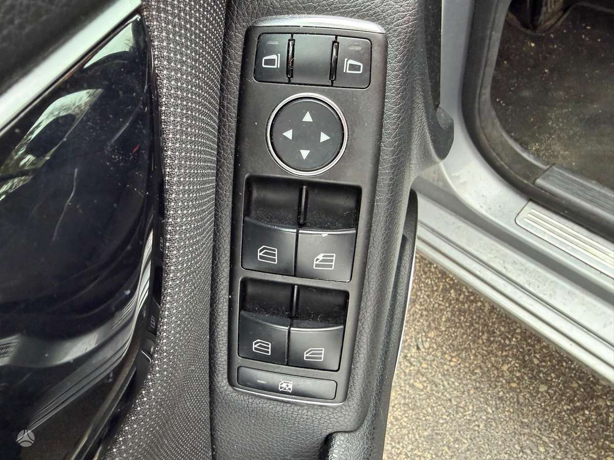 Mercedes-Benz C220 2012 — photo 20