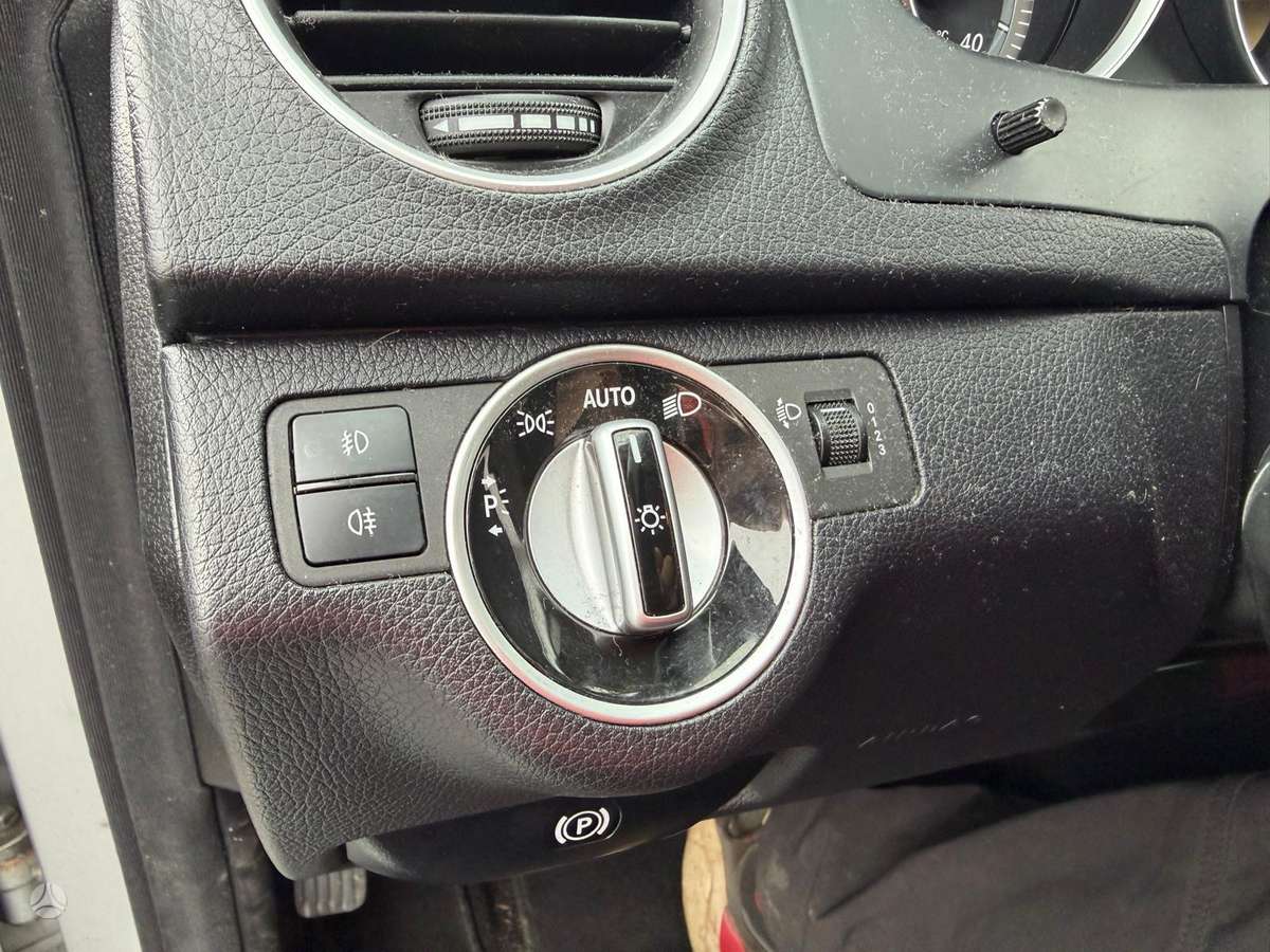 Mercedes-Benz C220 2012 — photo 21