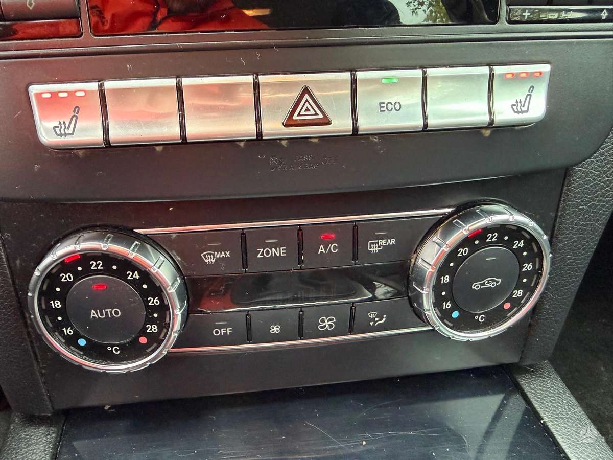 Mercedes-Benz C220 2012 — photo 28