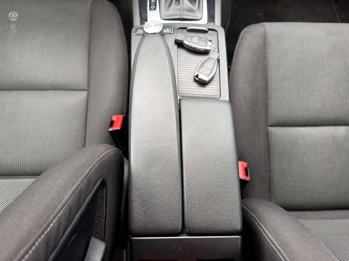 Mercedes-Benz C220 2012 — photo 32