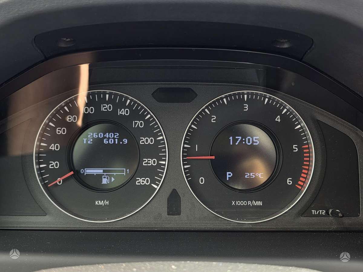 Volvo V70 2010 — photo 11