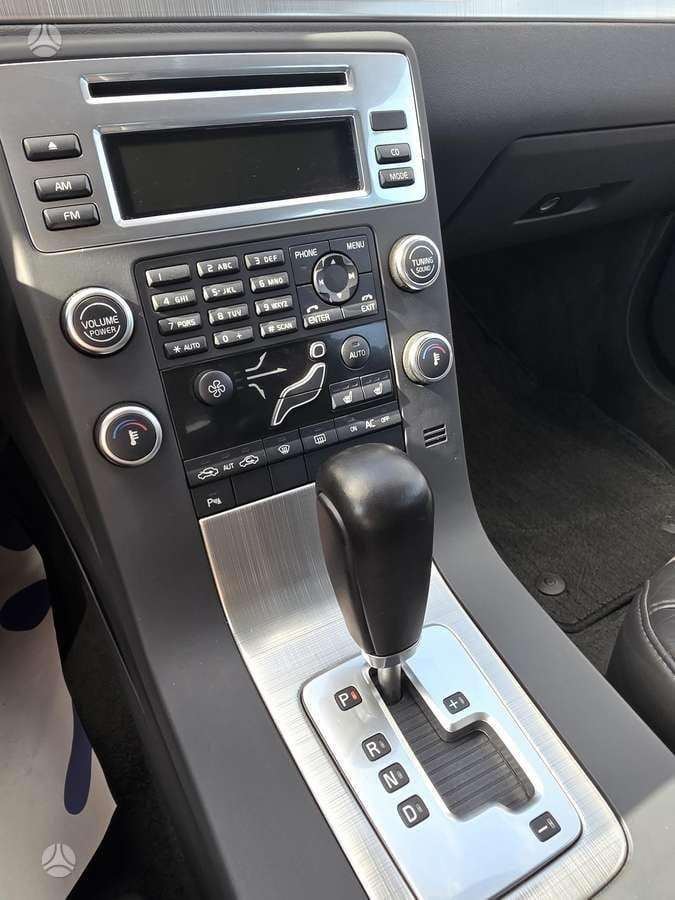 Volvo V70 2010 — photo 12