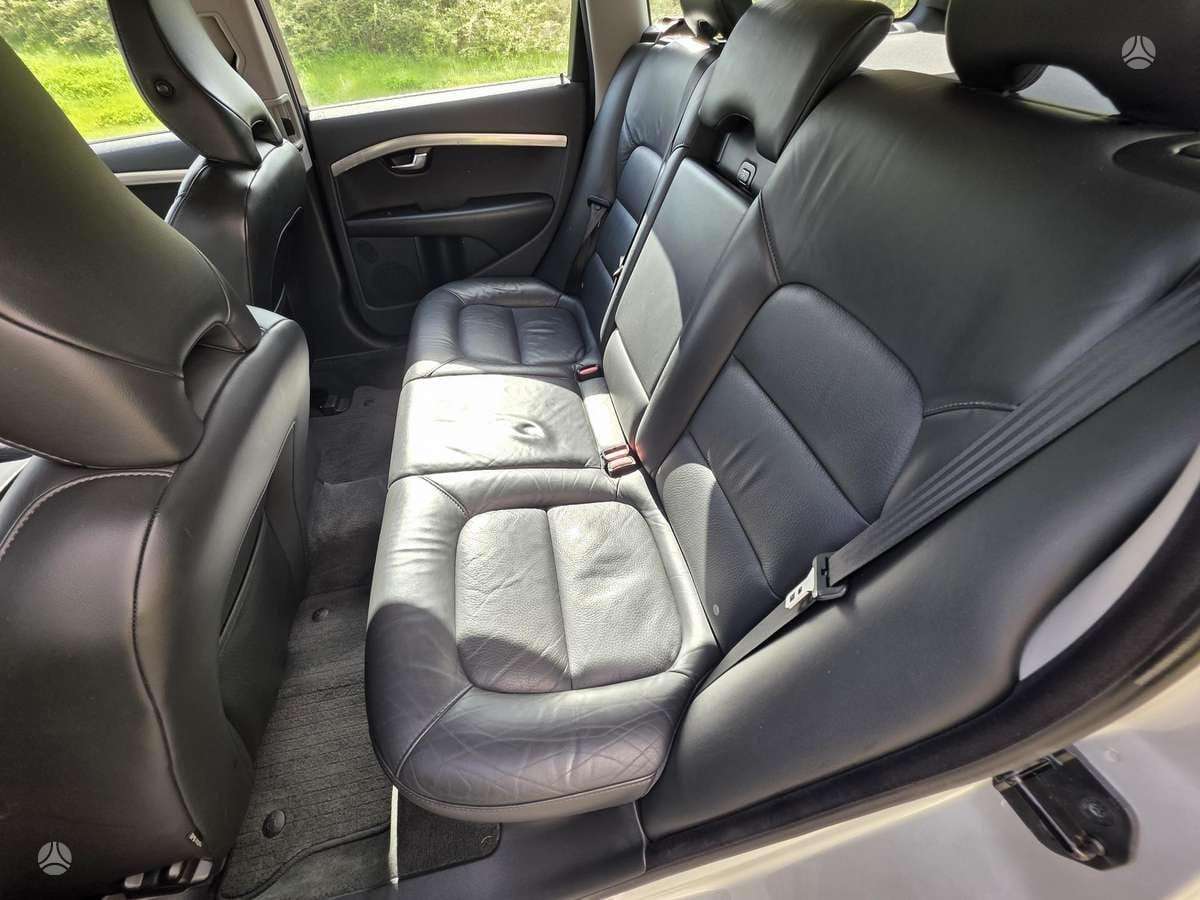 Volvo V70 2010 — photo 14