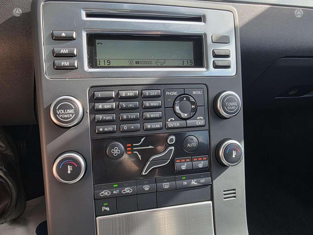 Volvo V70 2010 — photo 19